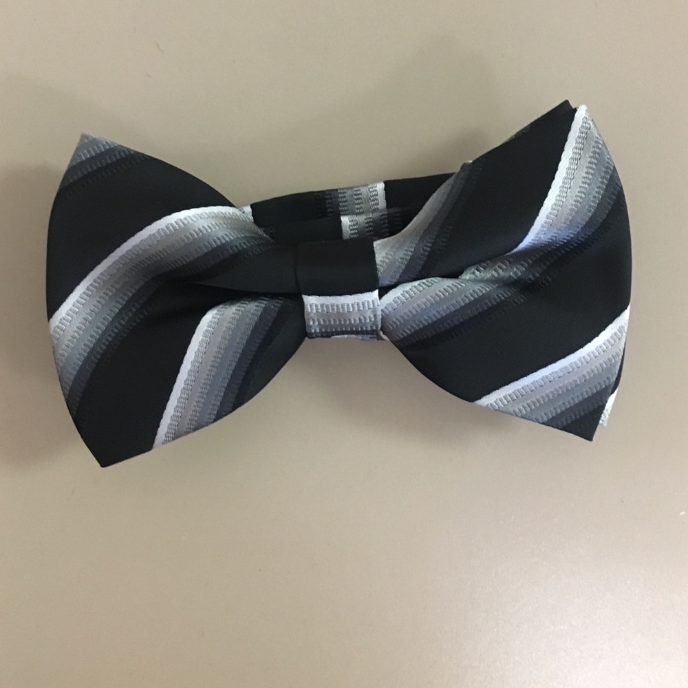 Black and gray bow tie